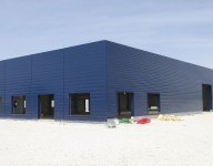 naves-prefabricadas-navekit-naves-industriales-fachadas-chapa-panel-peto